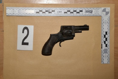 Kriminalisté našli u silně opilého muže dělostřelecký granát, zbraně i munici