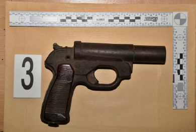 Kriminalisté našli u silně opilého muže dělostřelecký granát, zbraně i munici