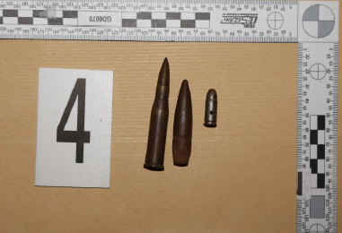 Kriminalisté našli u silně opilého muže dělostřelecký granát, zbraně i munici