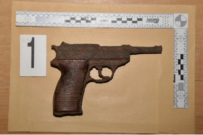 Kriminalisté našli u silně opilého muže dělostřelecký granát, zbraně i munici