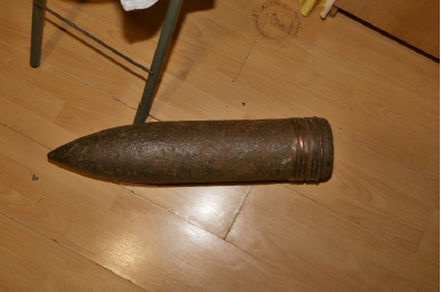 Kriminalisté našli u silně opilého muže dělostřelecký granát, zbraně i munici