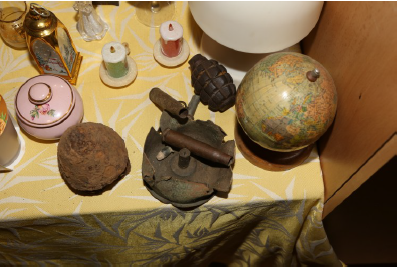 Kriminalisté našli u silně opilého muže dělostřelecký granát, zbraně i munici