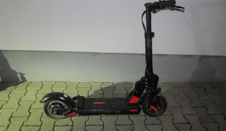Žena nad ránem havarovala na elektrokoloběžce. Nadýchala skoro dvě a půl promile