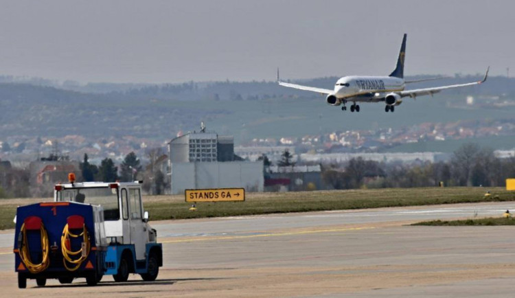 Muž ztrácel peníze v domnění, že je investuje. Podvodník mu sliboval, že mu zisk přiveze letadlem