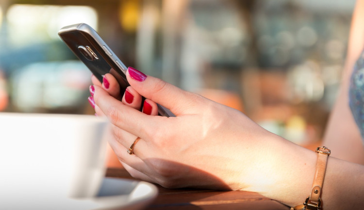 Muž si začal psát se ženou, která mu tvrdila, že umírá a chce mu darovat velké peníze. Obrala ho o stovky tisíc