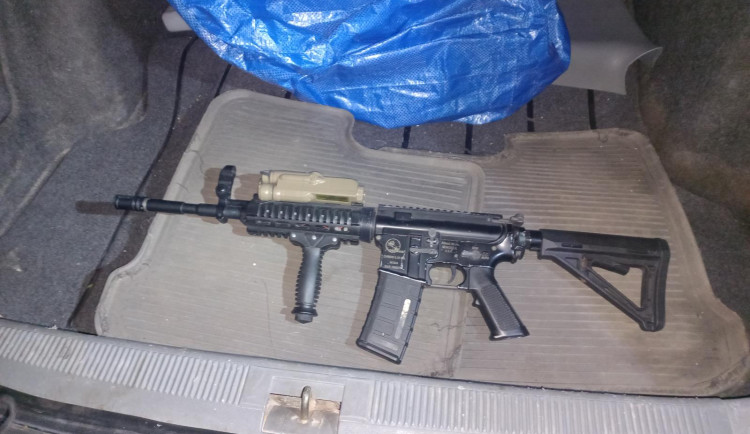 VIDEO: Dramatická honička v Dobrušce. Řidič Octavie chtěl ujet policistům. V autě měl zbraň i drogy