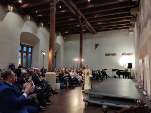 FOTOGALERIE: Netradiční přehlídka historických kostýmů připomněla závažnost rakoviny. Modely se stali sami pacienti