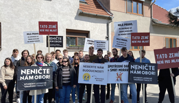 Protest studentů vinařství proti spotřební dani na víno v Mikulově