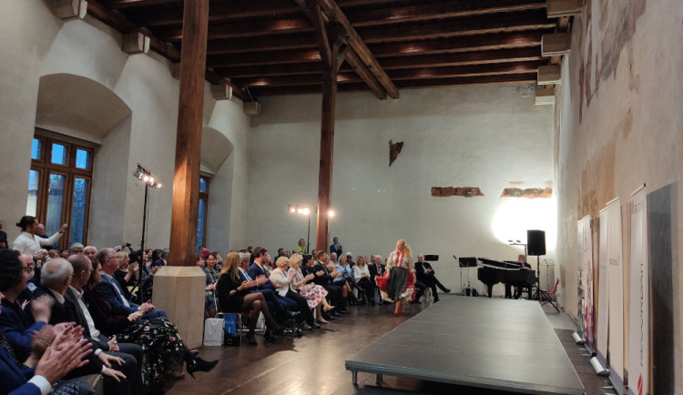 Netradiční přehlídka historických kostýmů připomněla závažnost rakoviny. Modely se stali sami pacienti.