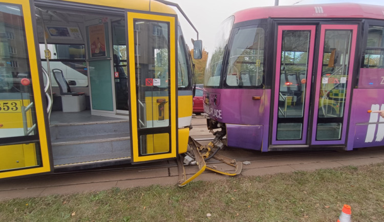 Za srážku dvou tramvají, při které se zranilo téměř 30 lidí, může řidič zadní soupravy, uzavřela inspekce