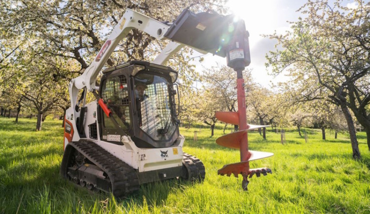 Doosan Bobcat pomáhá obnově Svatohorských sadů v Příbrami