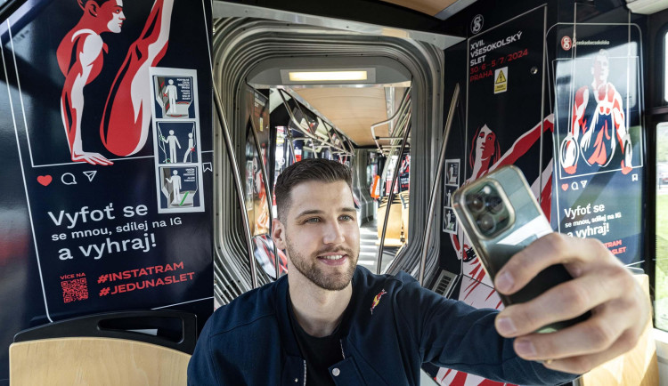 Prahou jezdí soutěžní sletová tramvaj lákající na letošní všesokolský slet