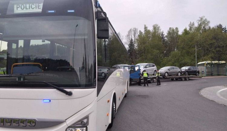 Policisté na kontrolu řidičů využili speciální autobus. Rozdali pokuty za desítky tisíc
