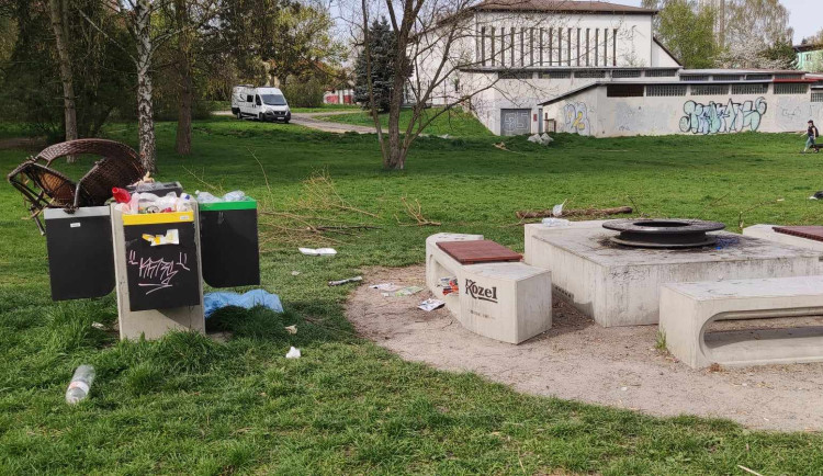 Griloviště na Skalce rok od zahájení užívání: Hojně využívané, ale dojem kazí nepořádek a ničení zeleně