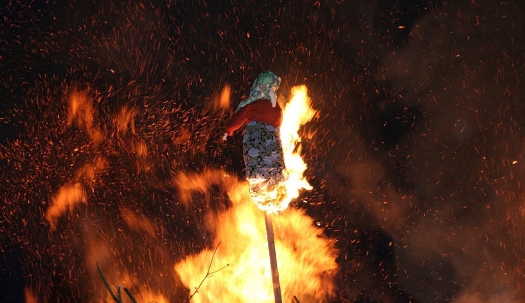 Dnešek patří tradičnímu pálení čarodějnic, meteorologové varují před požáry