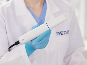 Společnost Medit uvádí na trh revoluční intraorální skenovací systém i900, který má ambici nově definovat způsob skenování v zubních ordinacích po celém světě