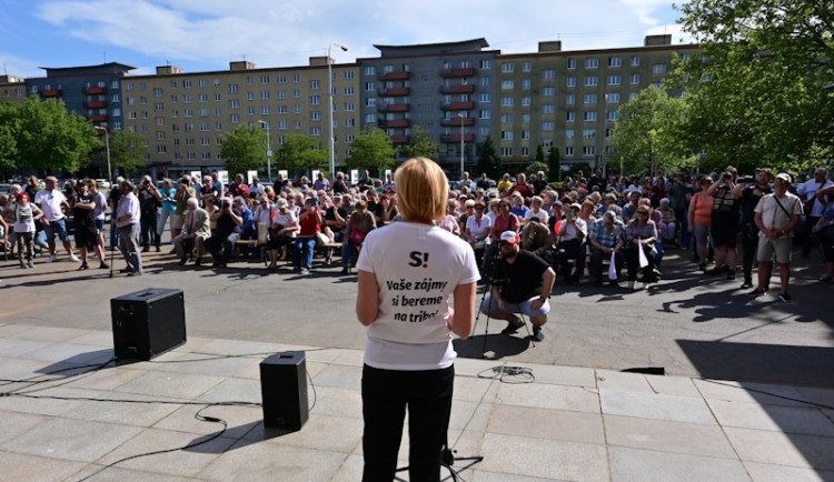 Fialo, STAČILO!, znělo Ostravou