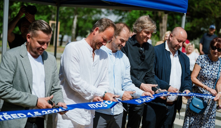 Nový park v Mostě přilákal první návštěvníky