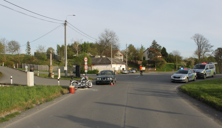 Policisté pátrají po svědcích dopravní nehody, při které se střetl Harley s Jaguarem