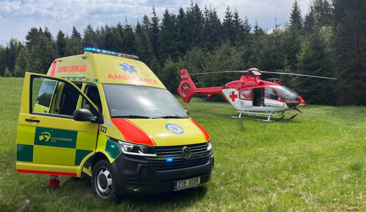 Muž utrpěl těžké poranění při pádu z výšky. Do nemocnice ho transportoval vrtulník