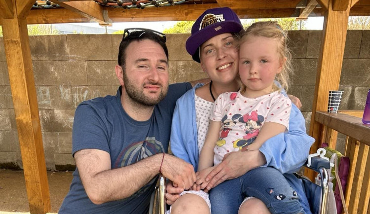 Novopacká bojovnice potřebuje pomoc. Kačka čelí nádoru na mozku s úsměvem