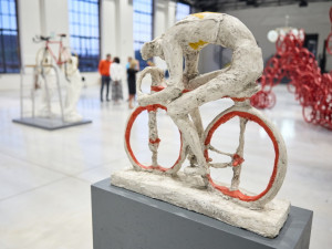 Kolo jako fenomén: Výstava v trutnovské galerii EPO1 propojuje cyklistiku a současné umění