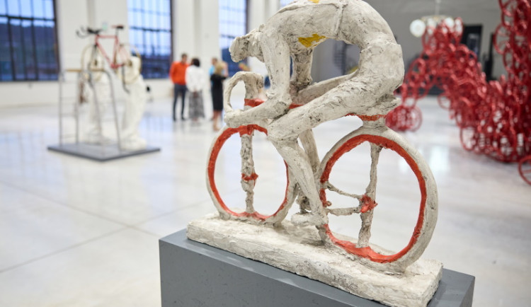 Kolo jako fenomén: Výstava v trutnovské galerii EPO1 propojuje cyklistiku a současné umění