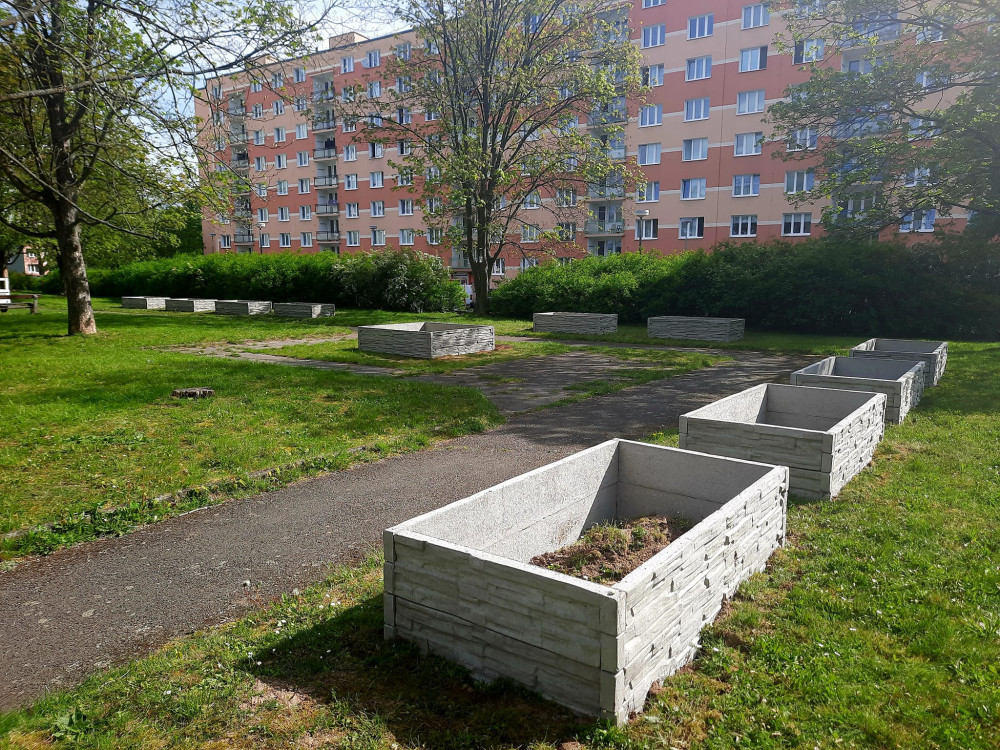 Obyvatelům sídliště slouží nová komunitní zahrada, nechybí tam záhony na bylinky a zeleninu