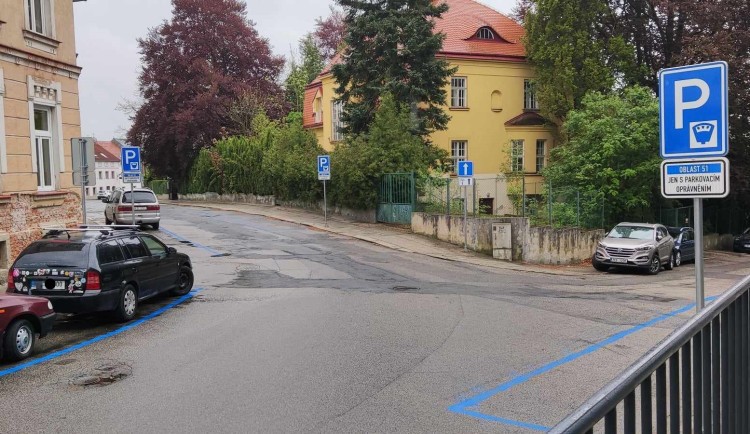 FOTO: Ulice Fibichova a Zahradní zmodraly. Platit se mi moc nechce, budu asi parkovat jinde, smutní řidič