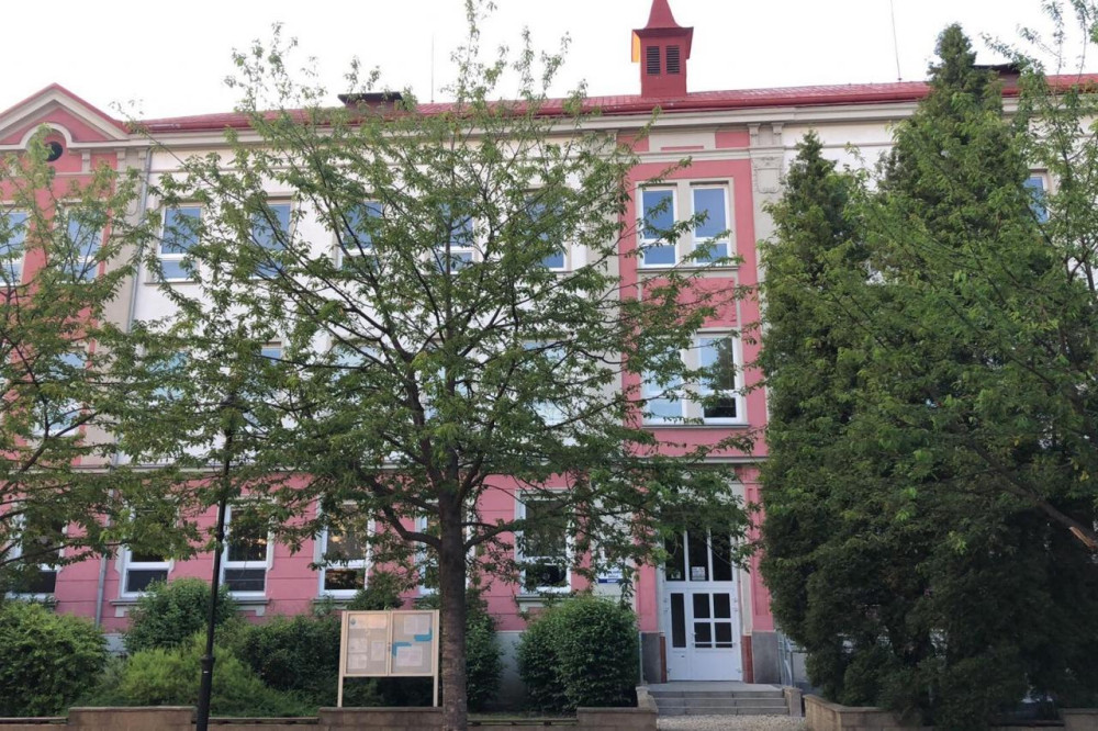 Budoucí technické lyceum Avantech v Chodově má své logo, vytvořil ho student.