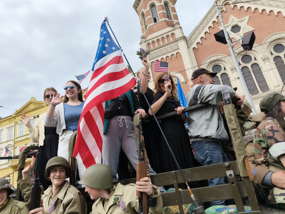 FOTO: Tisícovky lidí nadšeně sledovaly Konvoj svobody, městem projelo téměř 300 kusů vojenských historických vozidel