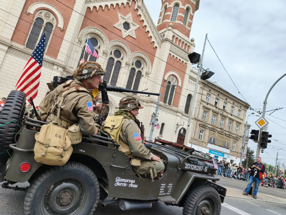 FOTO: Tisícovky lidí nadšeně sledovaly Konvoj svobody, městem projelo téměř 300 kusů vojenských historických vozidel