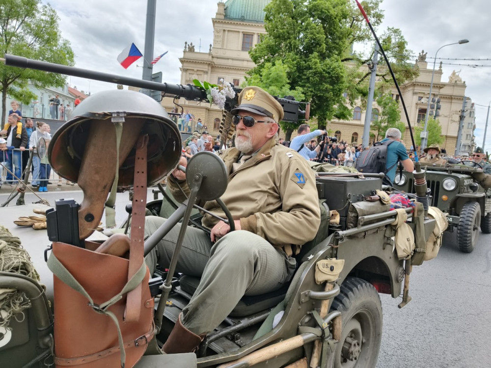 FOTO: Tisícovky lidí nadšeně sledovaly Konvoj svobody, městem projelo téměř 300 kusů vojenských historických vozidel