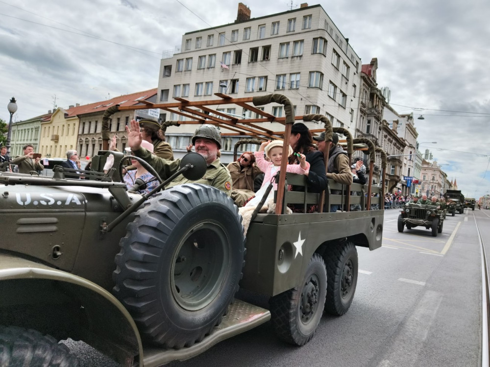FOTO: Tisícovky lidí nadšeně sledovaly Konvoj svobody, městem projelo téměř 300 kusů vojenských historických vozidel