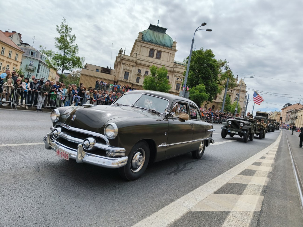 FOTO: Tisícovky lidí nadšeně sledovaly Konvoj svobody, městem projelo téměř 300 kusů vojenských historických vozidel