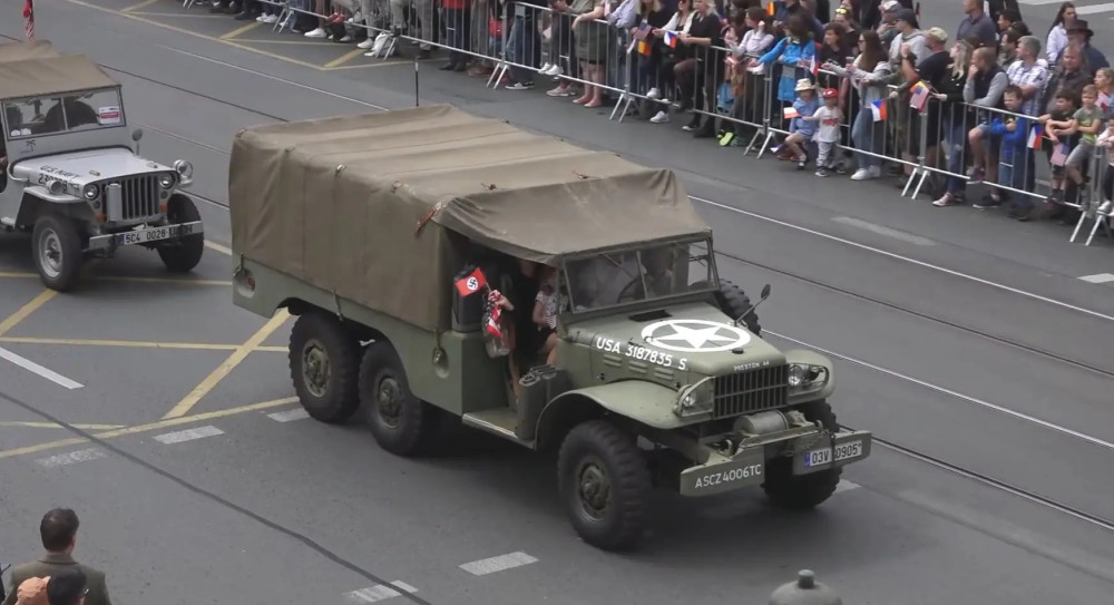 Kamera zachytila ženu, která v Konvoji svobody mávala vlaječkou s hákovým křížem, policie to prověřuje