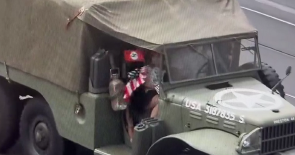 Kamera zachytila ženu, která v Konvoji svobody mávala vlaječkou s hákovým křížem, policie to prověřuje