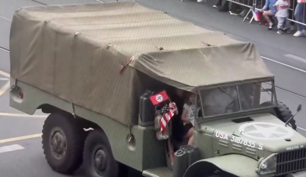 Kamera zachytila ženu, která v Konvoji svobody mávala vlaječkou s hákovým křížem, policie to prověřuje