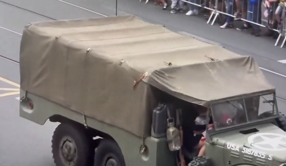 Kamera zachytila ženu, která v Konvoji svobody mávala vlaječkou s hákovým křížem, policie to prověřuje