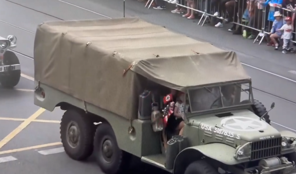 Kamera zachytila ženu, která v Konvoji svobody mávala vlaječkou s hákovým křížem, policie to prověřuje