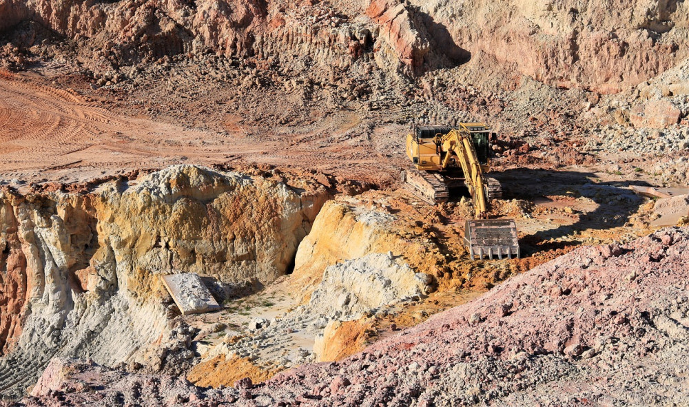excavator-in-the-quarry-4501478_1280