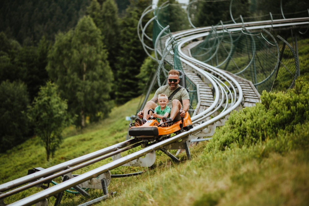 První víkend letní sezony v krkonošských střediscích přilákal tisíce lidí