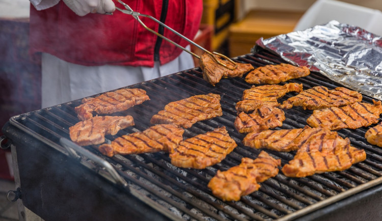 Labužník kradl v brněnském supermarketu. Když utíkal, padalo z něj maso na grilování