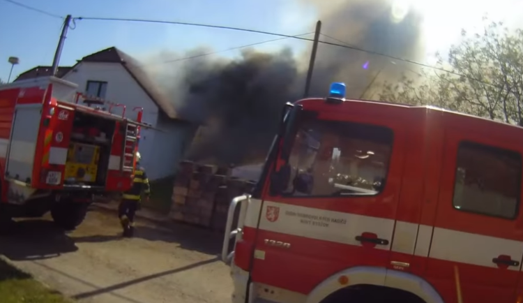 VIDEO: Policejní hrdinové na Hradecku. Z hořícího domu zachránili dva muže a vynesli plynové lahve