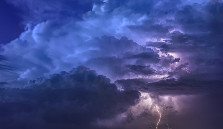 Česko zasáhnou silné bouřky, varovali meteorologové