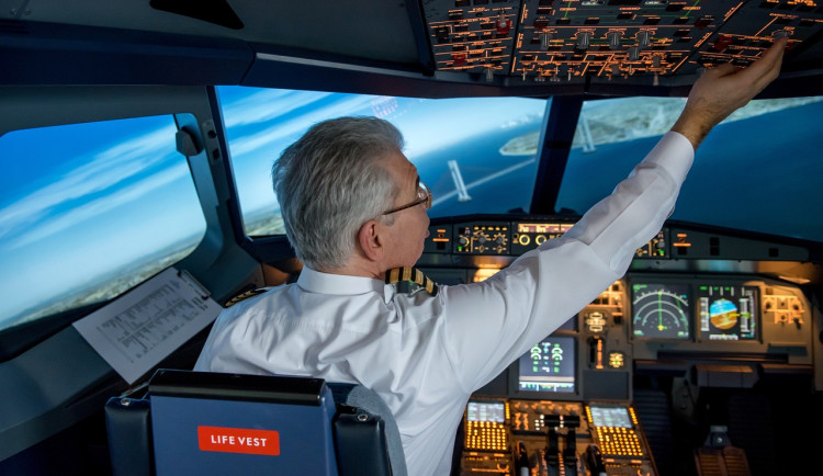 Falešný pilot Jeffrey z Hongkongu pobláznil ženu z jižní Moravy. Ta mu posílala peníze, aby měl na letenku