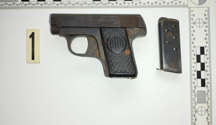 Policie zadržela muže, který chtěl prodat nelegálně drženou zbraň na Trutnovsku