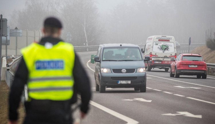 Speciální akce policie, kontrolovala emise aut. Z osmi neprošlo šest