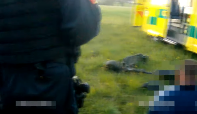 VIDEO: Muž se snažil ujet policistům na elektrokoloběžce. Skončil v nemocnici a následně ve vězení