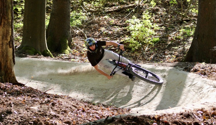 Od závodníků po děti. Hořice připravují novou trialovou trať pro nadšence horských kol